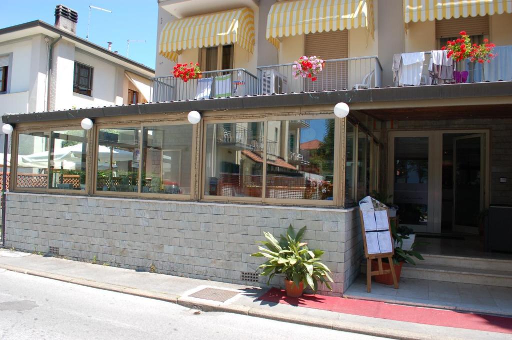 Hotel Ristorante La Terrazza Лидо-ди-Камайоре Экстерьер фото